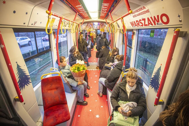 Świąteczny tramwaj na ulicach Warszawy