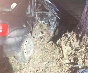 Straszny wypadek przerwał życie młodego kierowcy. 20-latek rozbił się na drzewie!