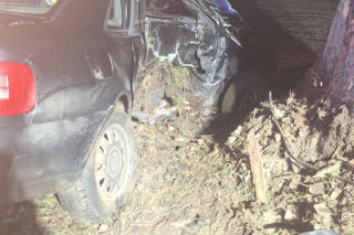 Straszny wypadek przerwał życie młodego kierowcy. 20-latek rozbił się na drzewie!