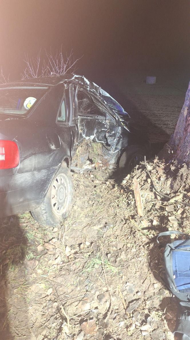 Straszny wypadek przerwał życie młodego kierowcy. 20-latek rozbił się na drzewie!
