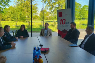 Wicewojewoda dolnośląski z wizytą w zakładzie w Chróścinie. Czy zostanie odbudowany po pożarze? [ZDJĘCIA]
