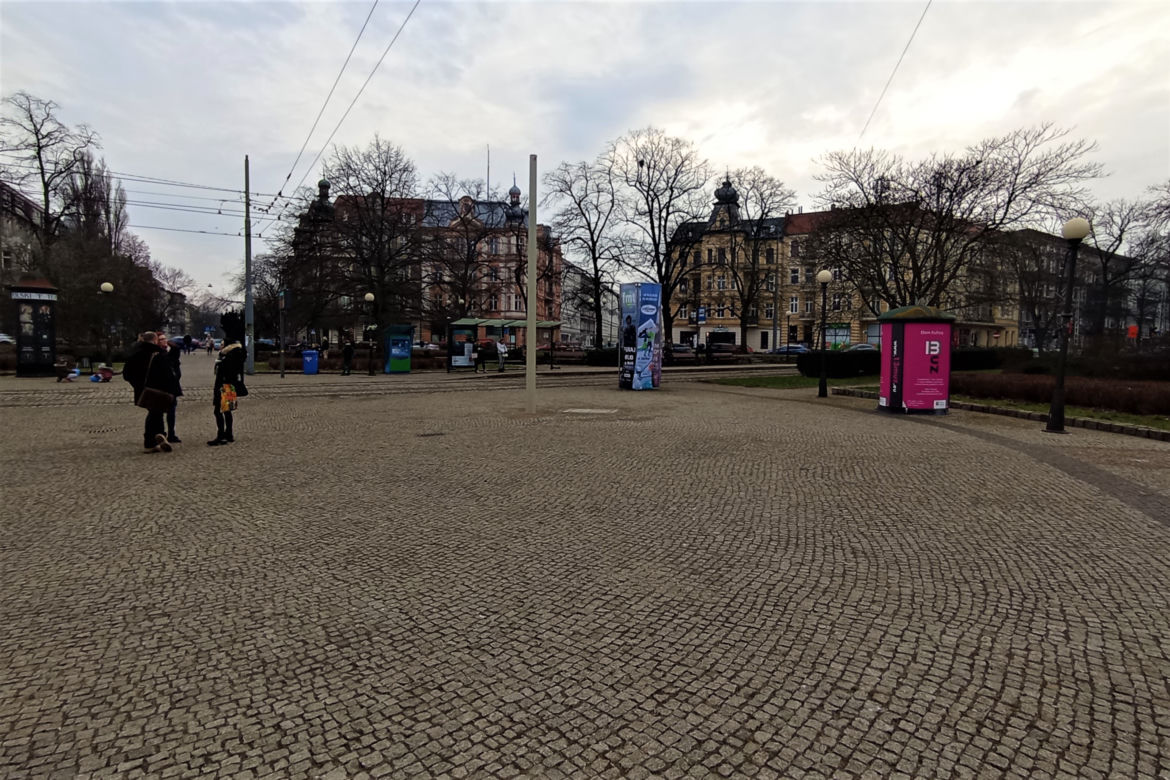Nieestetyczny słup stanął na środku placu Grunwaldzkiego