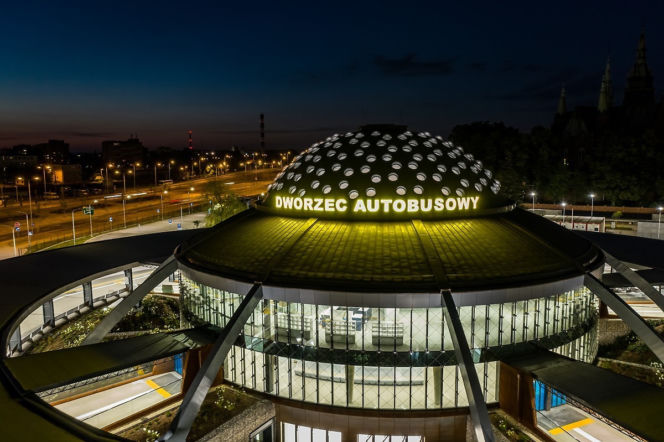 Dworzec autobusowy w Kielcach nocą przypominający spodek UFO. O historii kieleckich dworców przeczytasz na Eska Starachowice.