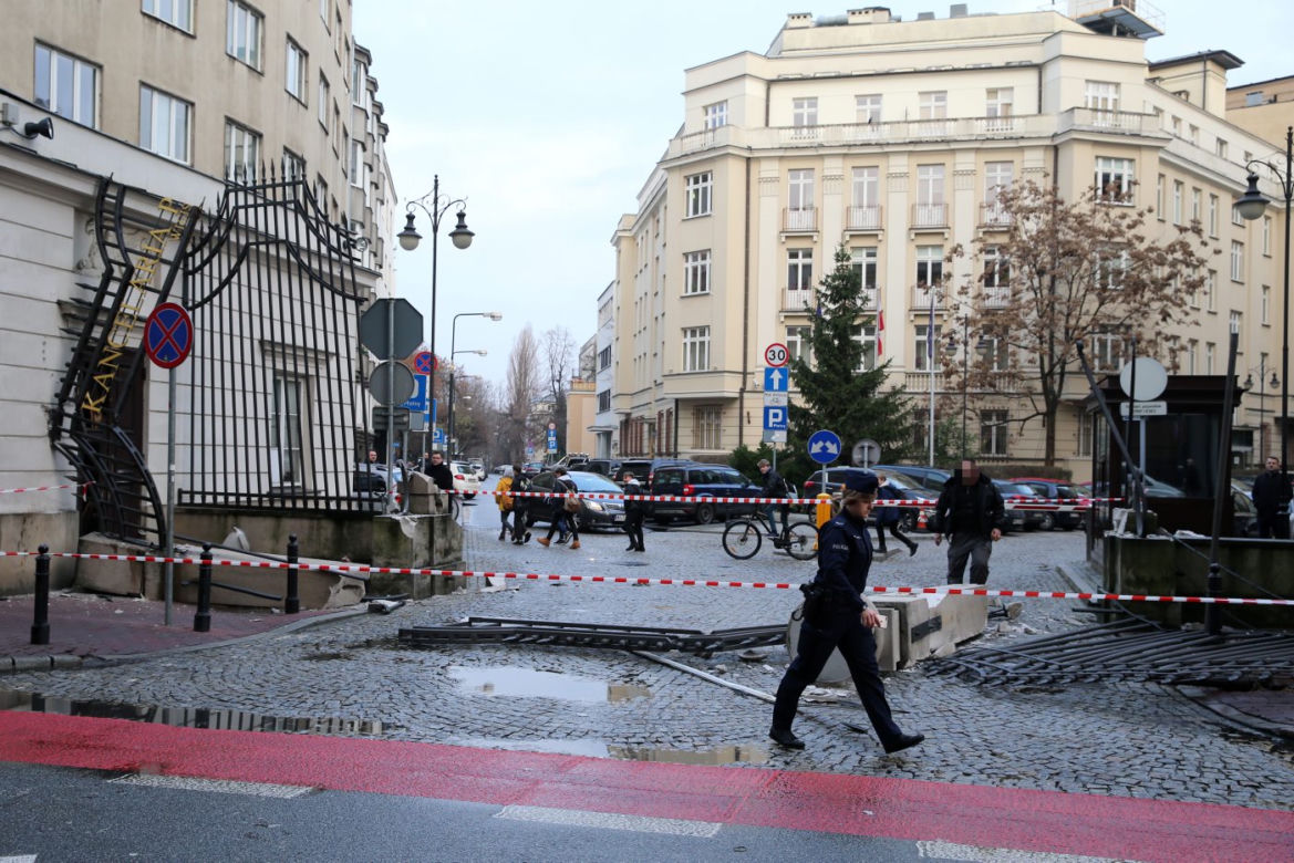 Ciężarówka zniszczyła zabytkową bramę wjazdową na teren Kancelarii Prezydenta