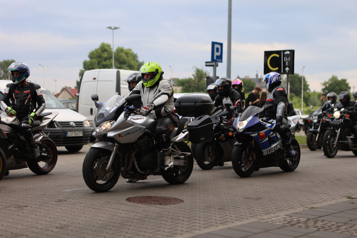 Przed Areną Lublin symbolicznie pożegnano dwójkę tragicznie zmarłych motocyklistów
