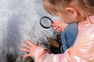 Tylko trzy składniki, a efekt „wow” gwarantowany. Zaskocz dzieci zimowym eksperymentem