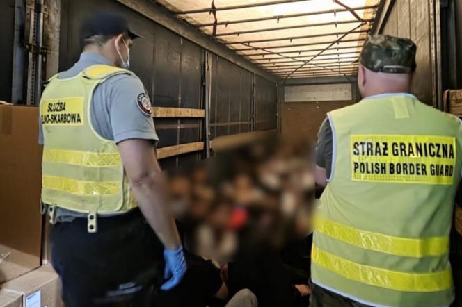 54 migrantów w naczepie ciężarówki. Próbowali dostać się do Polski
