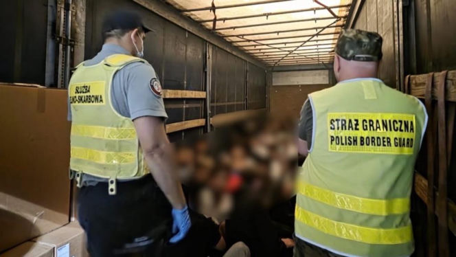 54 migrantów w naczepie ciężarówki. Próbowali dostać się do Polski