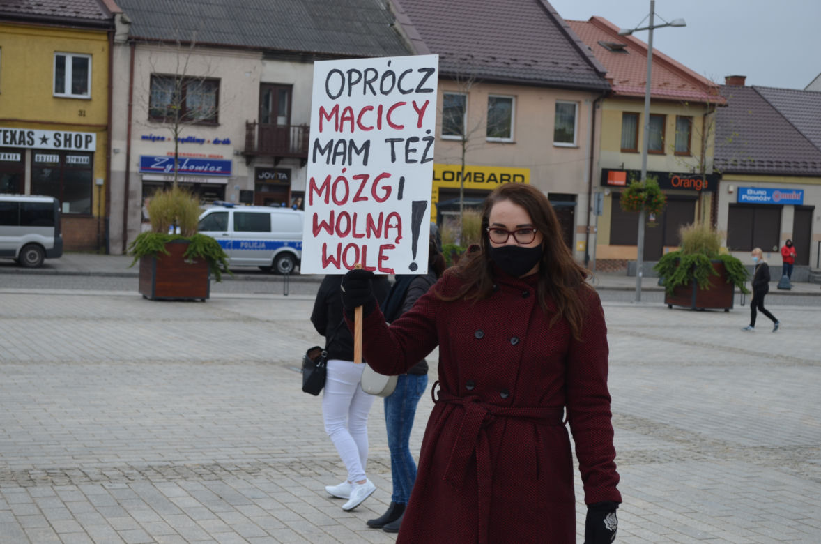 "NIE JESTEŚMY INKUBATORAMI" w Starachowicach też protestowali przed biurami posłów PiS 