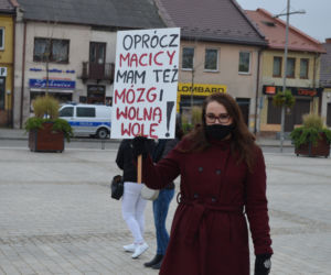 NIE JESTEŚMY INKUBATORAMI w Starachowicach też protestowali przed biurami posłów PiS 
