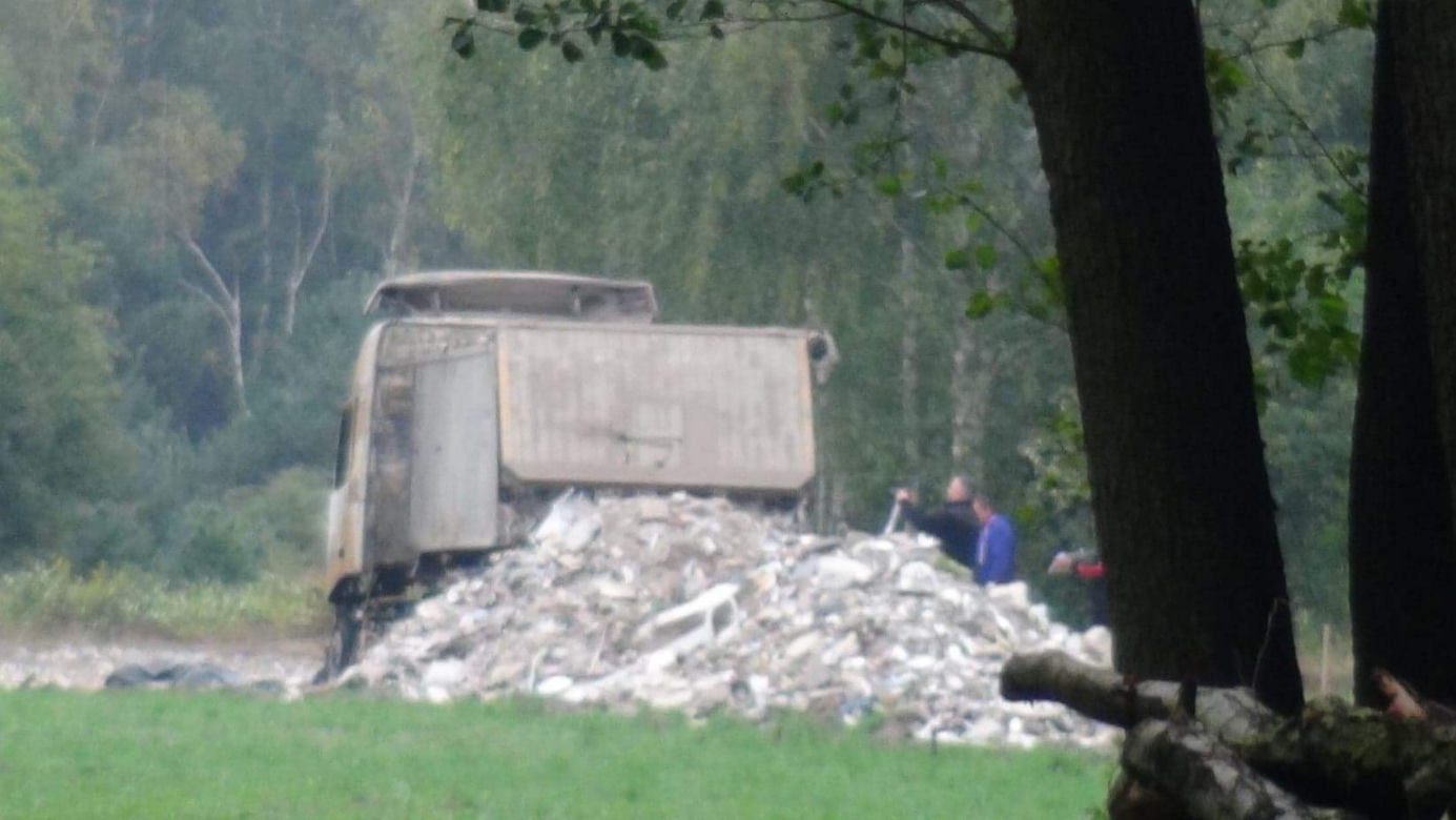 Tragedia w Mostówce. Zwęglone zwłoki mężczyzny przy wywrotce. Zerwała linię energetyczną