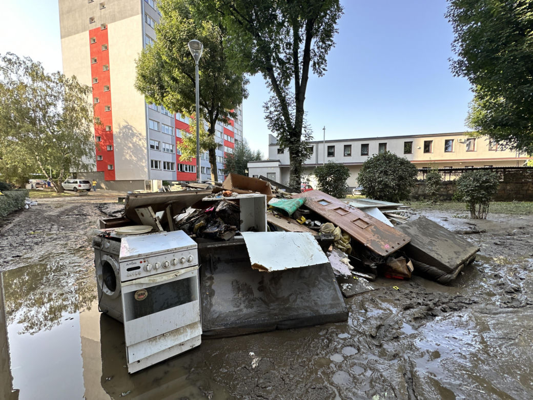 Mieszkańcy Kłodzka i Stronia Śląskiego rozpoczęli wielkie sprzątanie. Chcą zwalczyć skutki powodzi