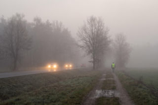 Gęsta mgła na zachodzie kraju. IMGW wydaje ostrzeżenia pierwszego stopnia