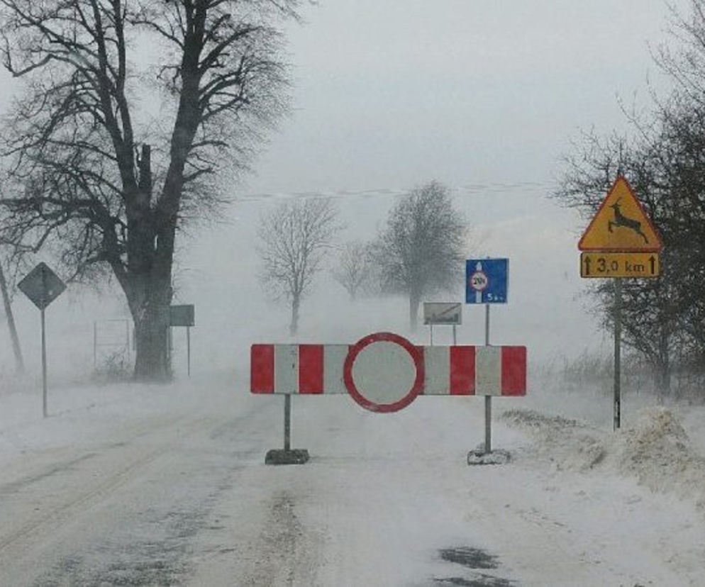 zablokowana droga, zima