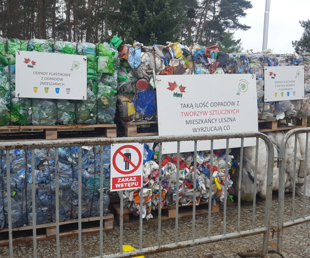 Hałda śmieci przy szkole 