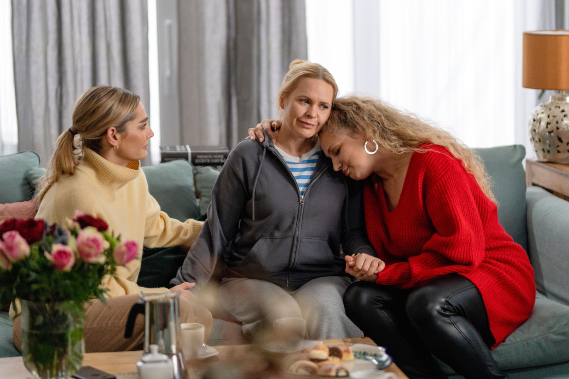 Przyjaciółki 23 sezon odc. 267. Anka (Magdalena Stużyńska), Inga (Małgorzata Socha), Patrycja (Joanna Liszowska)