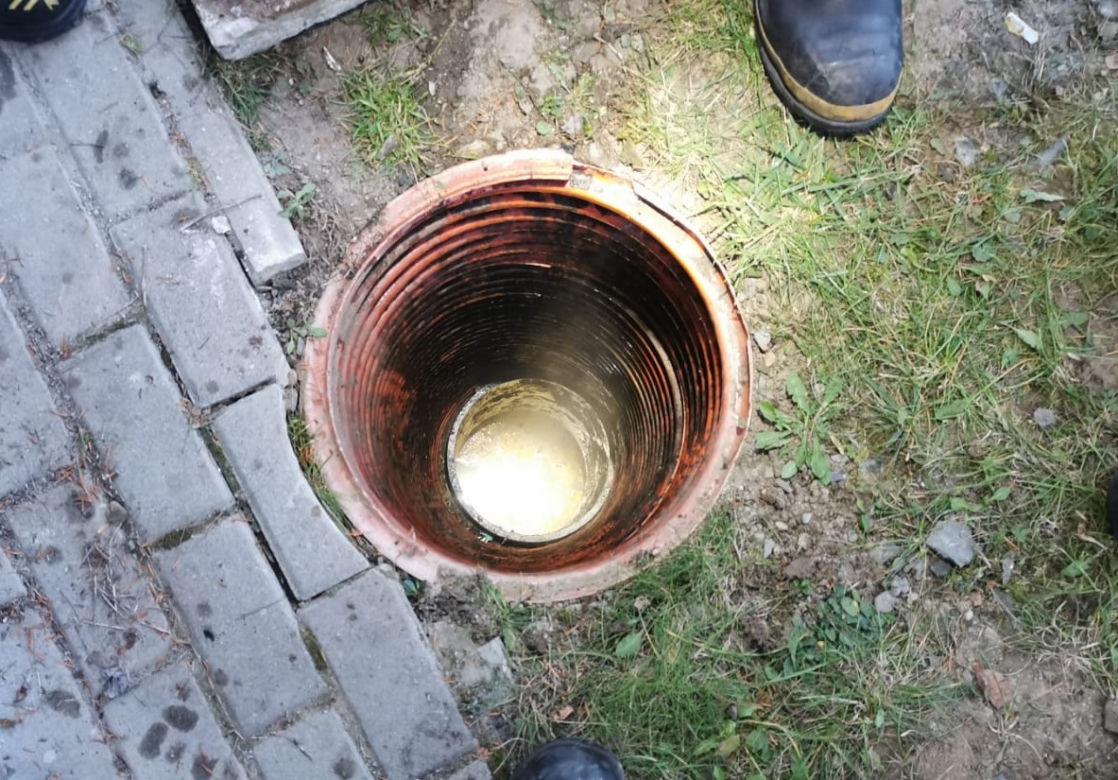Trzyletni Franek wpadł do ciasnej studzienki. Policjantka ruszyła z pomocą. Zawisła głową w dół!