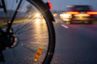 Wypadek rowerzysty w Somiance. Kto tak jeździ, ten prosi się o kłopoty?