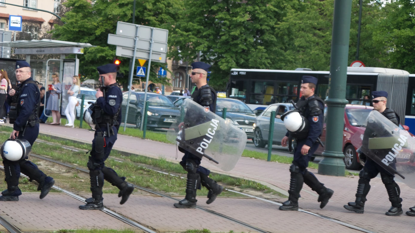 Gigantyczne siły policji zabezpieczały Marsz Równości i kontrmanifestacje w Krakowie
