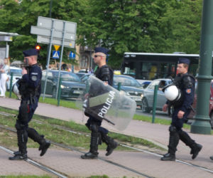 Gigantyczne siły policji zabezpieczały Marsz Równości i kontrmanifestacje w Krakowie