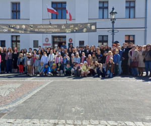 Polonez maturzystów z I LO na rynku w Ostrzeszowie