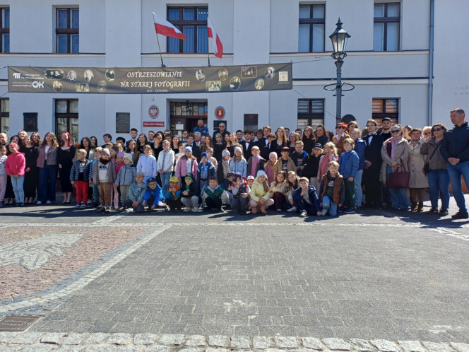 Polonez maturzystów z I LO na rynku w Ostrzeszowie