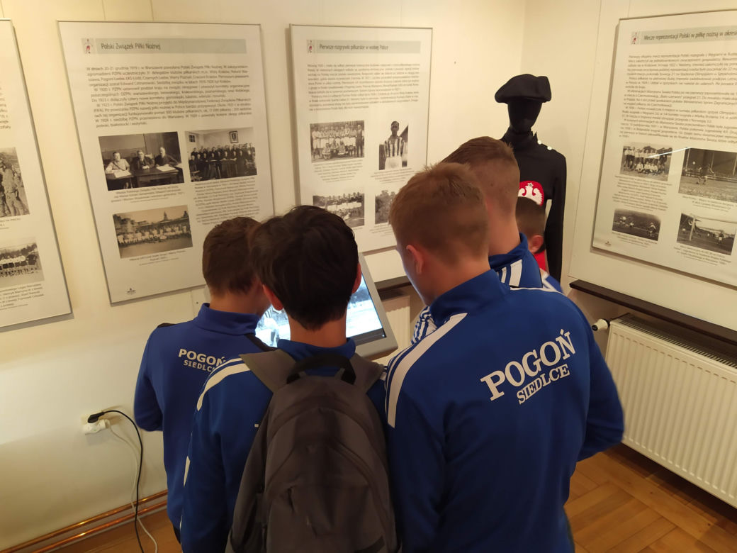Zdjęcia z otwarcia wystawy o historii piłki nożnej w siedleckim Muzeum Regionalnym