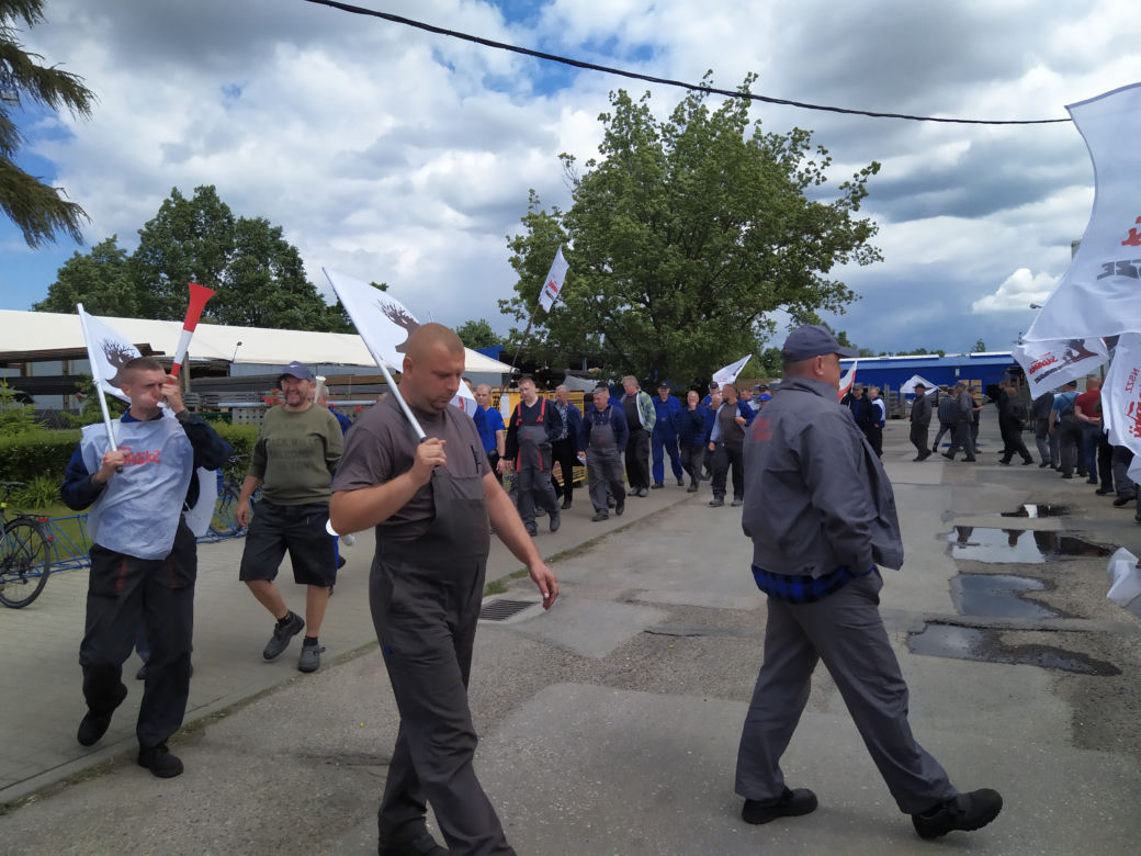 Trwa strajk generalny w Altrad Mostostal. Protestujących poparli związkowcy z Mostostalu Siedlce - zobacz zdjęcia!