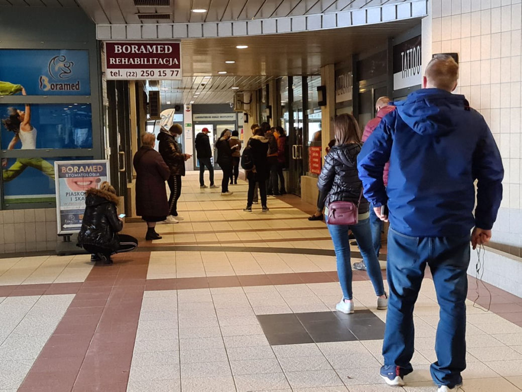 Gigantyczne kolejki do testów na koronawirusa w Warszawie. System tego nie wytrzyma?