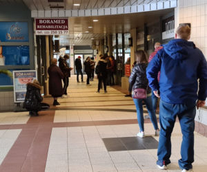 Gigantyczne kolejki do testów na koronawirusa w Warszawie. System tego nie wytrzyma?