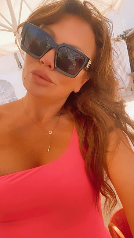 Monika Jarosińska wystawia nowy biust do słońca