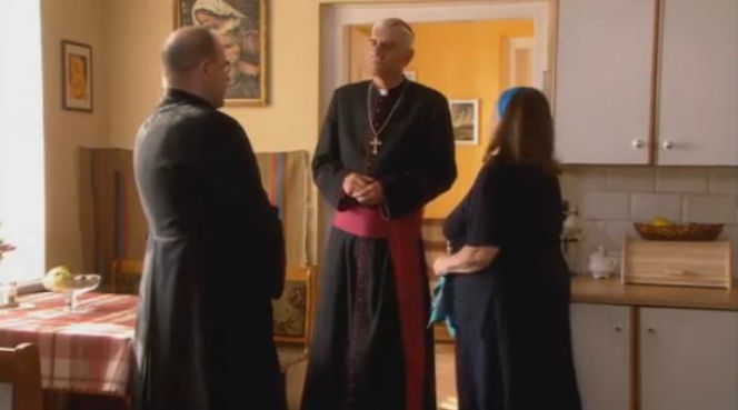 Ranczo 7 sezon odc. 97. Michałowa (Marta Lipińska), biskup Sądecki (Wiktor Zborowski), proboszcz (Cezary Żak)