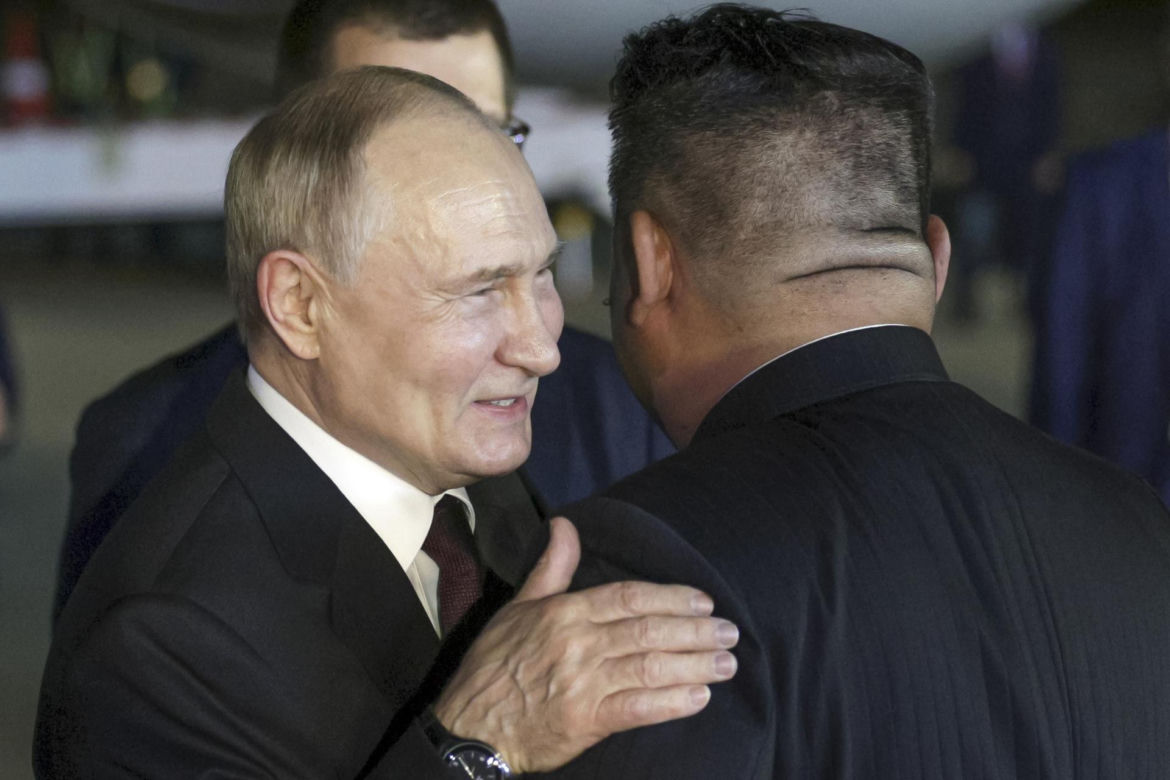 Putin w objęciach Kim Dzong Una! "Przyjacielska pogawędka"