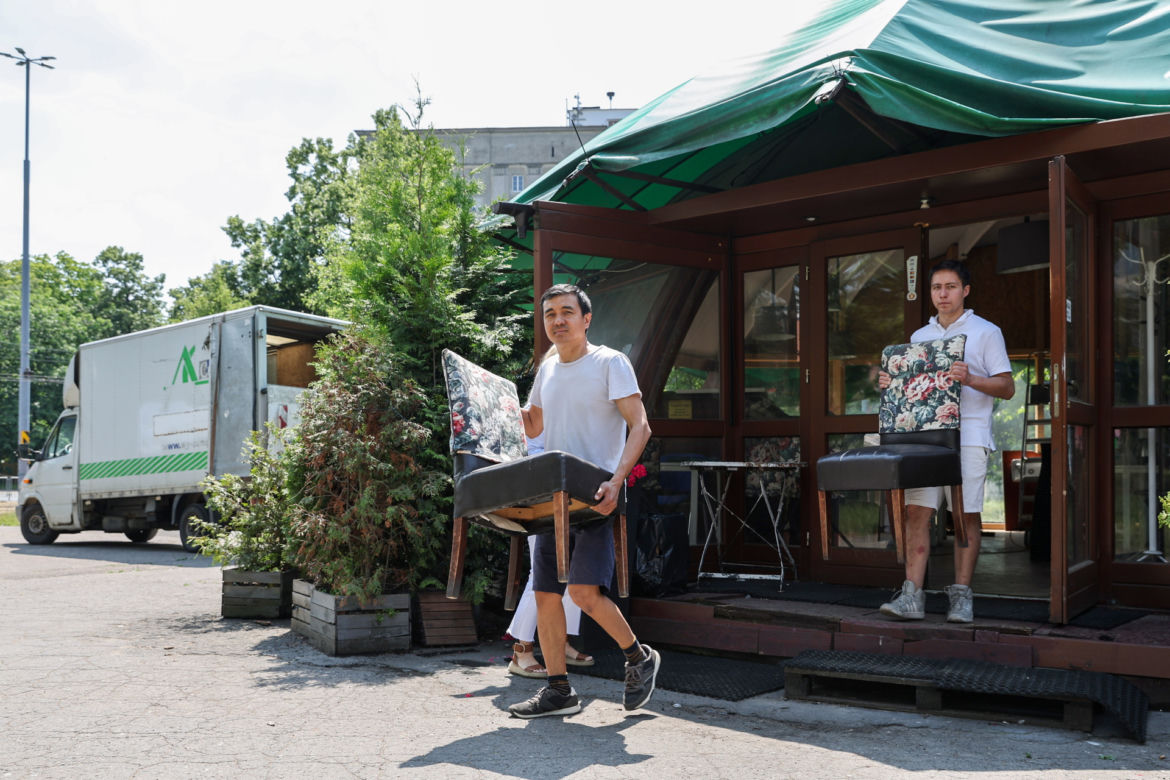 Kultowa pizzeria znika z pl. Narutowicza. Słynny "grzyb" poszedł do rozbiórki
