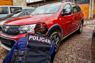 Kradziona Dacia wróci do właściciela. Złodziej wpadł przez kradzież papierosów w sklepie