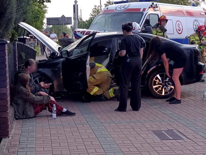 Karetka staranowała osobówkę. Wiele osób rannych