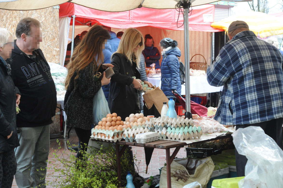 Król biega po ulicy, królowa z księżniczka po bazarze