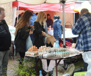 Król biega po ulicy, królowa z księżniczka po bazarze