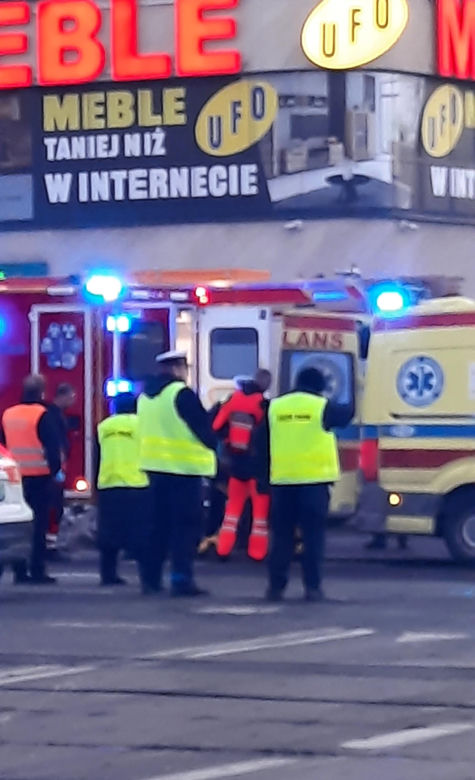 Śmigłowiec ratunkowy na placu Szembeka! Zderzenie samochodów, jeden z nich uderzył w kobietę i dziecko
