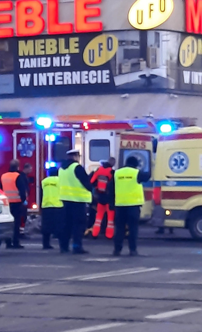 Śmigłowiec ratunkowy na placu Szembeka! Zderzenie samochodów, jeden z nich uderzył w kobietę i dziecko