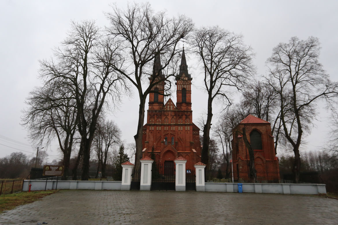 Makabra w Rozniszewie. Mąż zabił żonę i ranił syna	