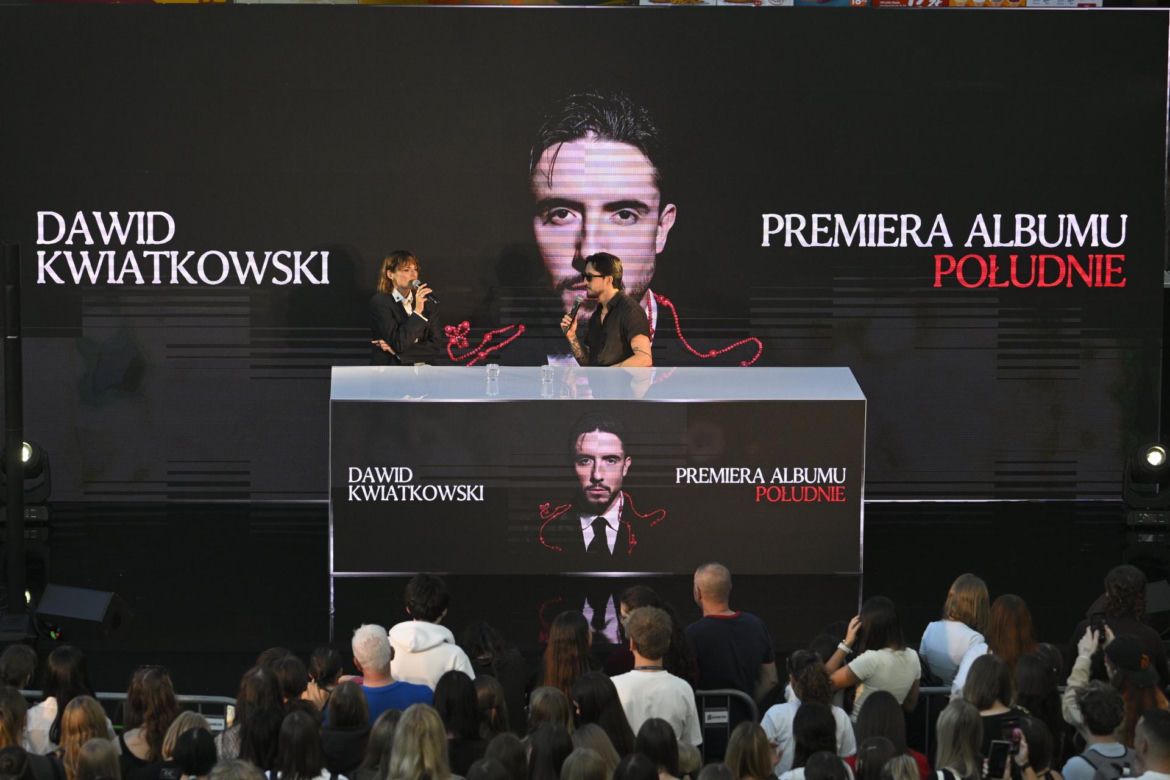 Dawid Kwiatkowski podpisuje płyty na spotkaniu z fanami