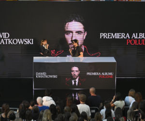 Dawid Kwiatkowski podpisuje płyty na spotkaniu z fanami