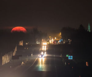 NIESAMOWITE zdjęcia z okolic Trzciany. Fotograf uchwycił wschód księżyca