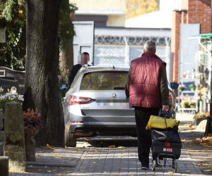 Limuzyną na grób matki. Jarosław Kaczyński 