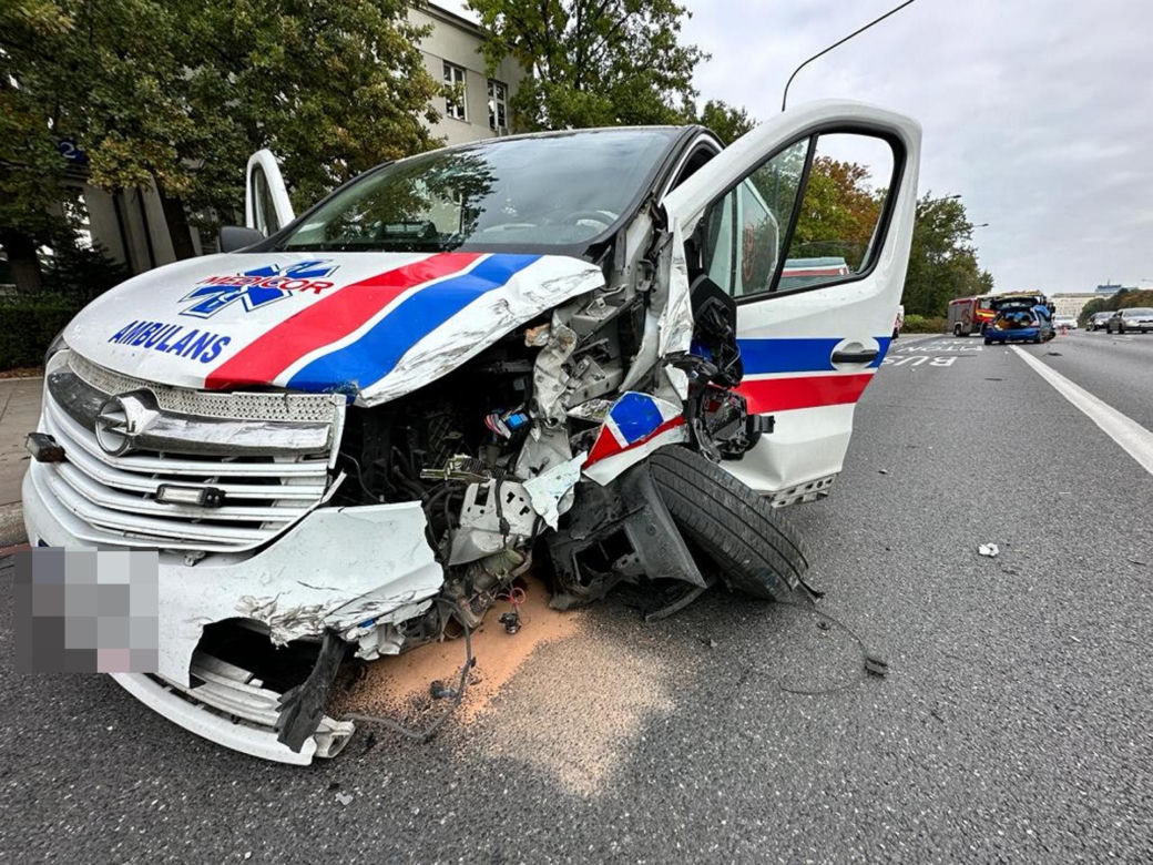 Straszny wypadek w wielkie święto ratownictwa. Karetka roztrzaskana, trzy osoby w szpitalu