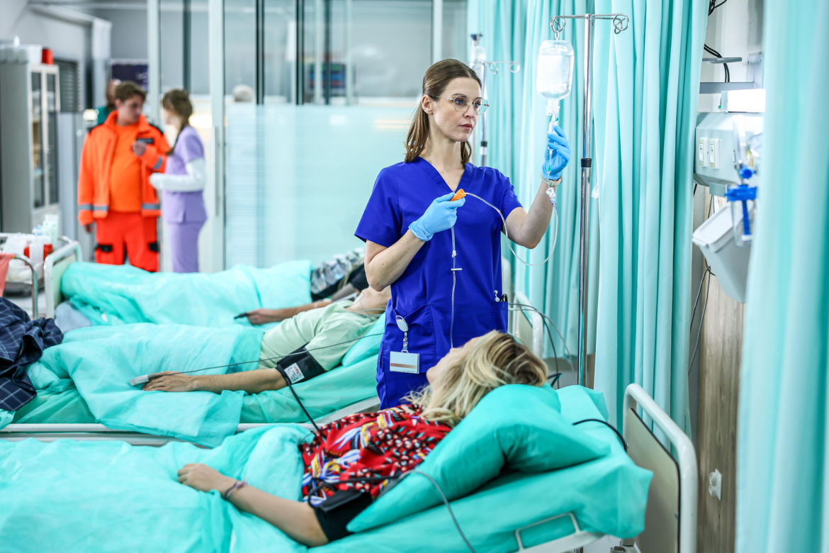 "Szpital św. Anny", odcinek 87: Strzelanina przed szpitalem! Postrzelona pielęgniarka walczy o życie