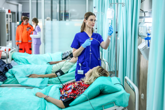 "Szpital św. Anny", odcinek 87: Strzelanina przed szpitalem! Postrzelona pielęgniarka walczy o życie