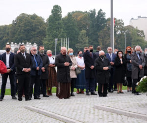 Mateusz Morawiecki. Premier w izolacji