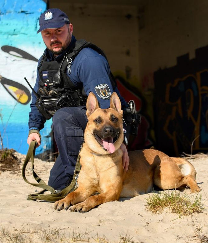 Nowy „funkcjonariusz” na czterech łapach zasilił szeregi policji w Lęborku